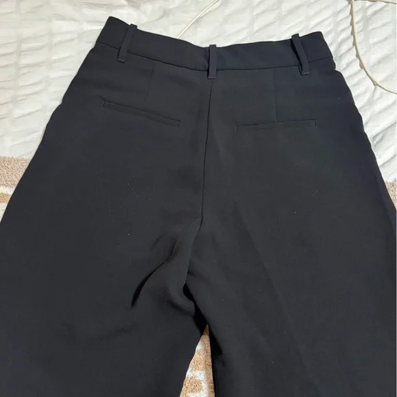Aritzia The Effortless Pant Cropped - Crepette Black - Picture 4 of 5